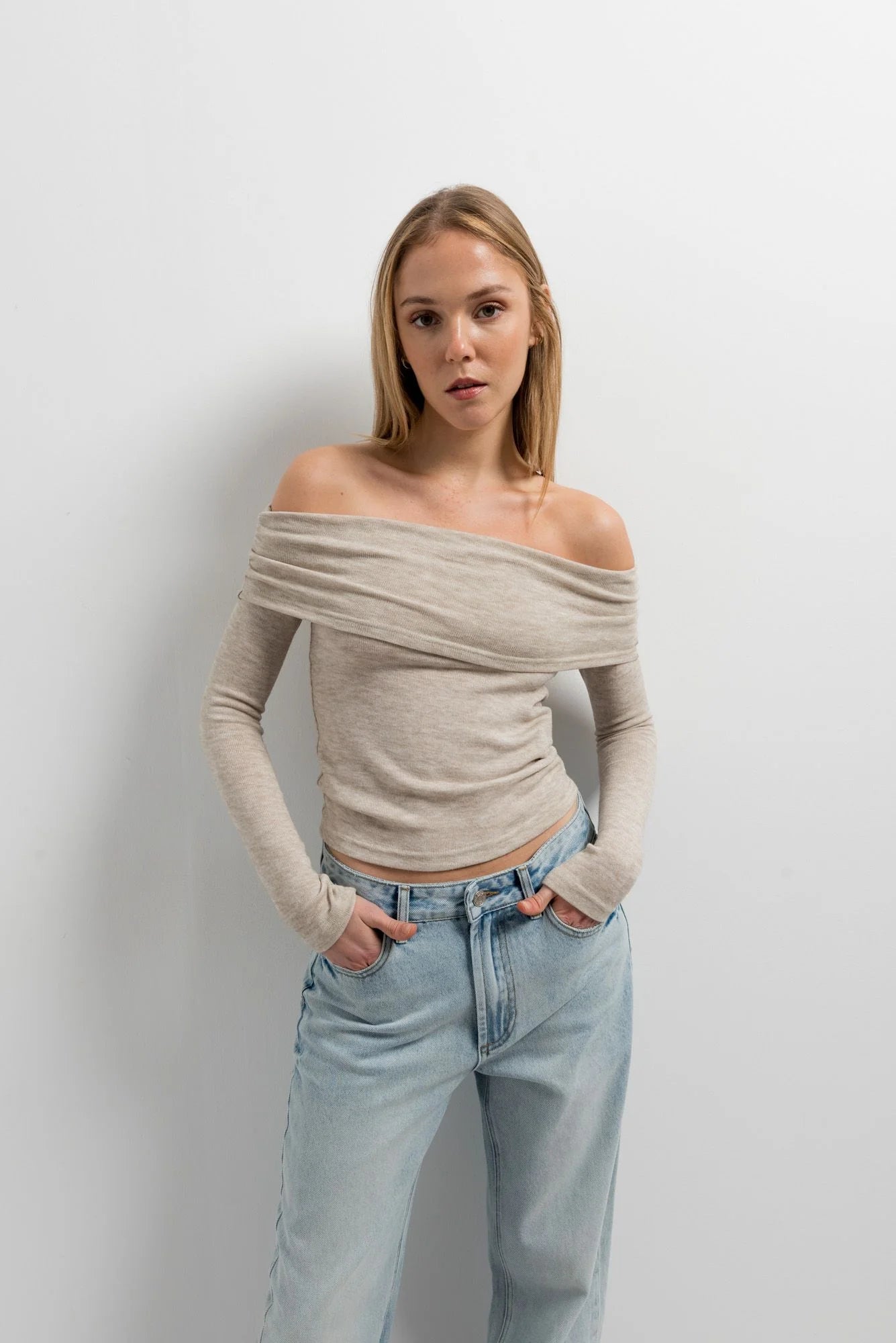 CAMISOLA COM OMBROS DESCOBERTOS