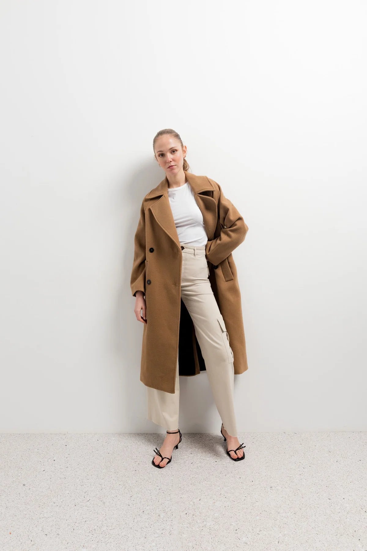 SOBRETUDO TRENCH COM BOTÕES