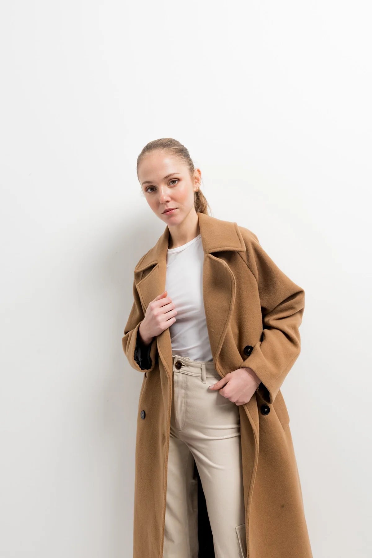 SOBRETUDO TRENCH COM BOTÕES