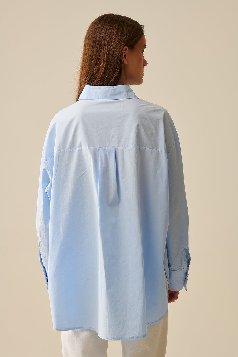 CAMISA COM DETALHES DOURADOS