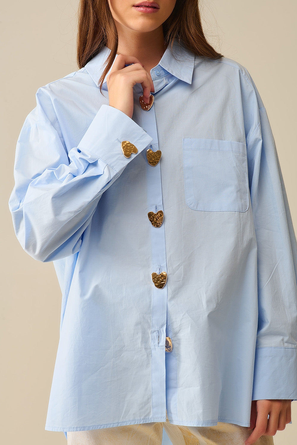CAMISA COM DETALHES DOURADOS