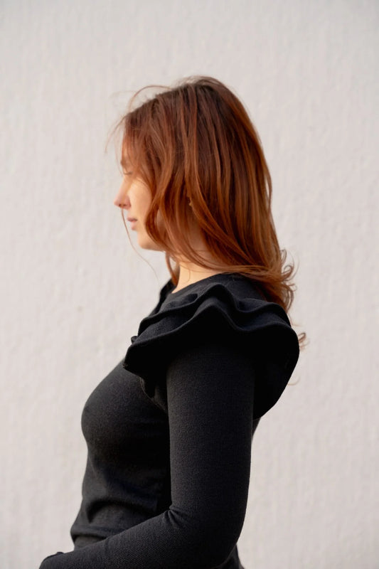 CAMISOLA PRETA COM FOLHOS