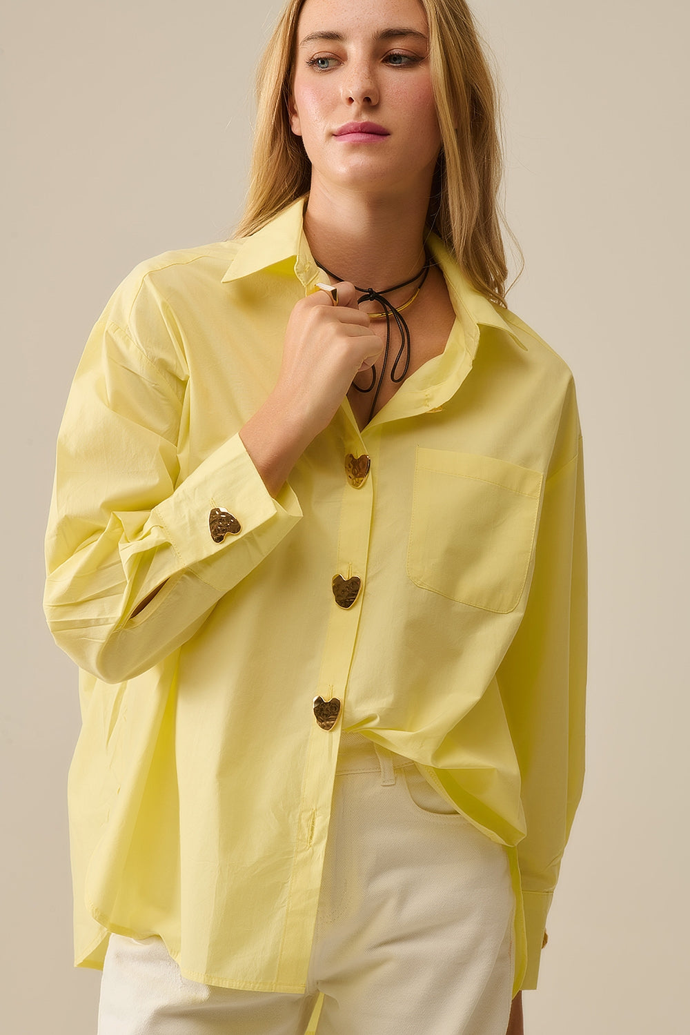 CAMISA COM DETALHES DOURADOS