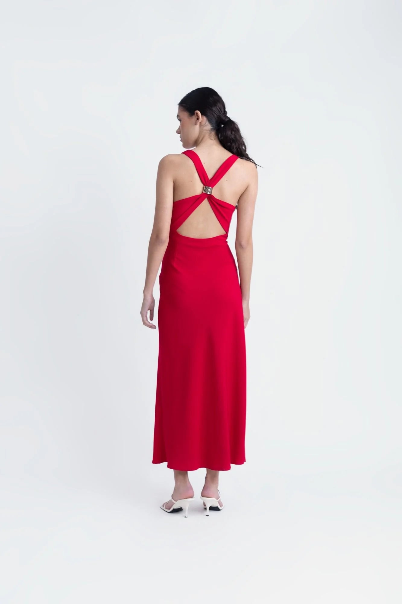 VESTIDO COM DETALHE NAS COSTAS