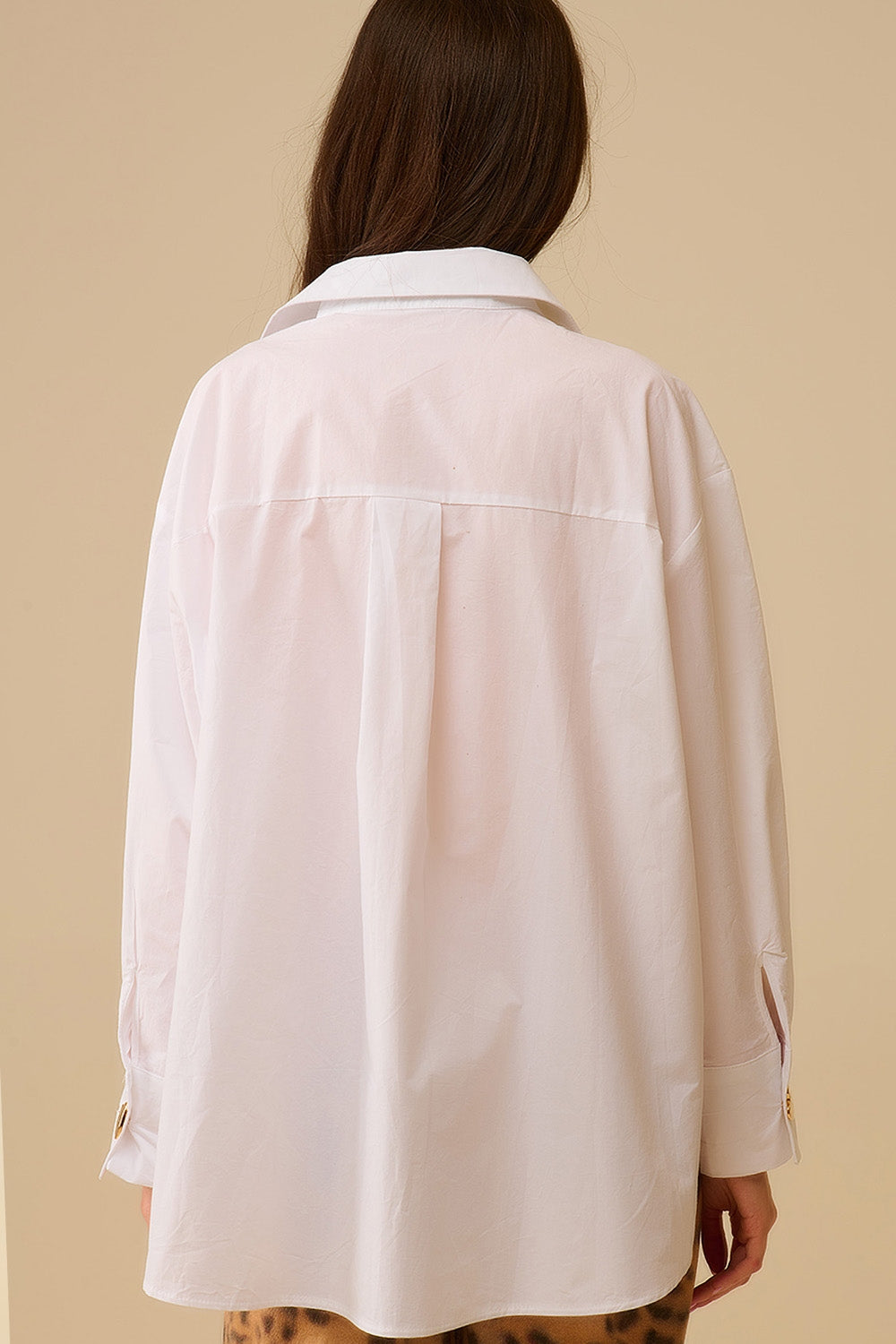 CAMISA COM DETALHES DOURADOS